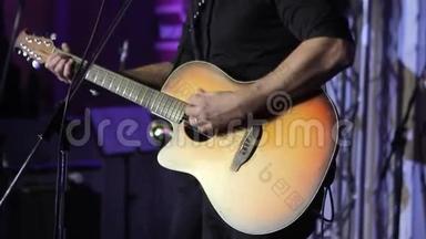 音乐家弹吉他，吉他手的手和手指，吉他手的背景吉他